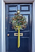AMANDA KNOX HOUSE GRANTHAM: BLUE FRONT DOOR WITH WREATH