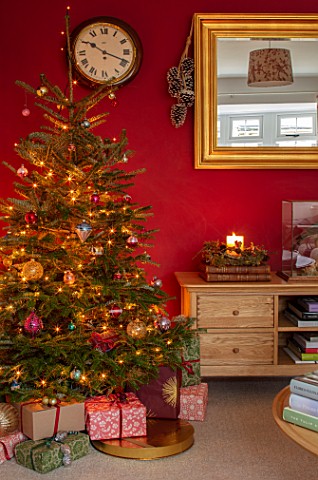 THE_CONIFERS_OXFORDSHIRE_CHRISTMAS_COUNTRY_CLASSIC_LIVING_ROOM_SITTING_ROOM_TREE_TABLE_MIRROR_DARK_R