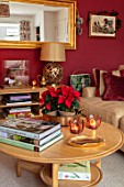 THE CONIFERS, OXFORDSHIRE: CHRISTMAS: COUNTRY, CLASSIC, LIVING ROOM, SITTING, ROOM, CUSHION, TREE, TABLE, MIRROR, DARK RED, BOOKS, LAMP