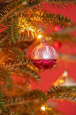 THE_CONIFERS_OXFORDSHIRE_CHRISTMAS__LIVING_ROOM_BAUBLES_ON_THE_CHRISTMAS_TREE