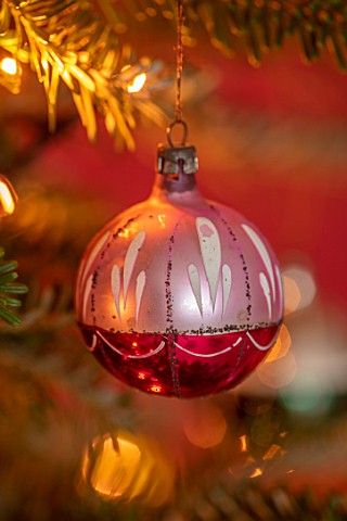 THE_CONIFERS_OXFORDSHIRE_CHRISTMAS__LIVING_ROOM_BAUBLES_ON_THE_CHRISTMAS_TREE
