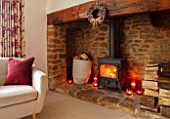 THE CONIFERS, OXFORDSHIRE: CHRISTMAS - LIVING ROOM, SITTING ROOM, INGLENOOK FIREPLACE, CHRISTMAS, WREATH, COTSWOLDS, COUNTRY