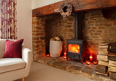 THE_CONIFERS_OXFORDSHIRE_CHRISTMAS__LIVING_ROOM_SITTING_ROOM_INGLENOOK_FIREPLACE_CHRISTMAS_WREATH_CO