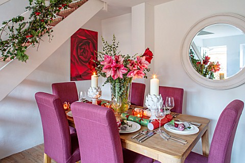 THE_CONIFERS_OXFORDSHIRE_CHRISTMAS__KITCHEN_DINING_ROOM__TABLE_CHAIRS_MIRROR_PRINT_OF_RED_CAMELLIA_B