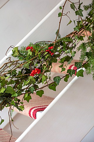 THE_CONIFERS_OXFORDSHIRE_CHRISTMAS__KITCHEN_DINING_ROOM__STAIRCASE_WITH_IVY_DECORATIONS_NATURAL