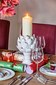 THE CONIFERS, OXFORDSHIRE: CHRISTMAS - KITCHEN DINING ROOM - PINEAPPLE CANDLE HOLDER, CRACKERS