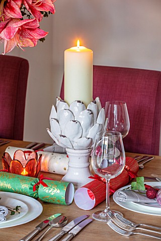 THE_CONIFERS_OXFORDSHIRE_CHRISTMAS__KITCHEN_DINING_ROOM__PINEAPPLE_CANDLE_HOLDER_CRACKERS