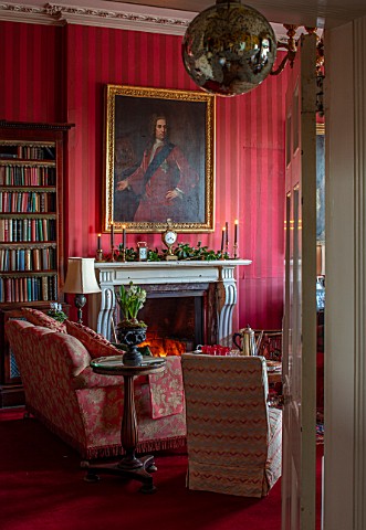 MARBURY_HALL_SHROPSHIRE_DESIGNER_SOFIE_PATONSMITH__THE_LIBRARY_RED_FIREPLACE_CHRISTMAS