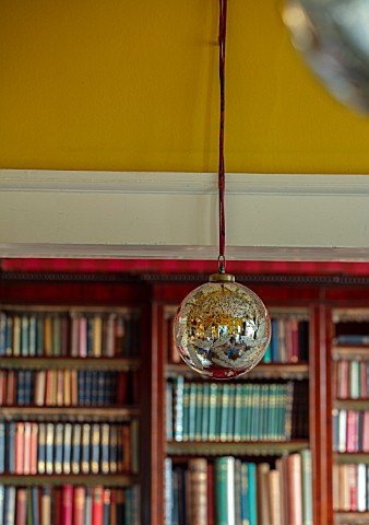 MARBURY_HALL_SHROPSHIRE_DESIGNER_SOFIE_PATONSMITH__THE_LIBRARY_RED_CHRISTMAS_BAUBLE_DECORATION_IN_TH