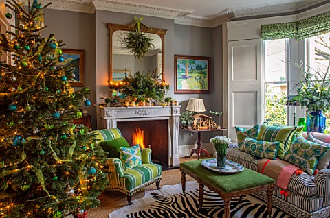 BUTTER_WAKEFIELD_HOUSE_LONDON_CHRISTMAS__LIVING_ROOM_CHRISTMAS_TREE_FIREPLACE_MIRROR_TABLE_WITH_CONT