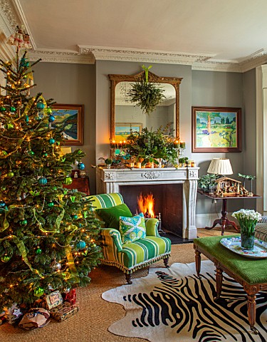 BUTTER_WAKEFIELD_HOUSE_LONDON_CHRISTMAS__LIVING_ROOM_CHRISTMAS_TREE_FIREPLACE_MIRROR_TABLE_WITH_CONT