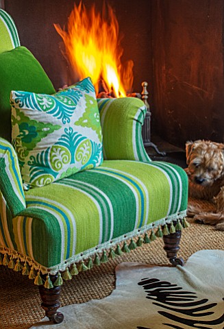 BUTTER_WAKEFIELD_HOUSE_LONDON_CHRISTMAS__LIVING_ROOM_FIREPLACE_CHAIR_CUSHION