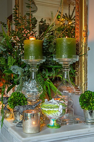 BUTTER_WAKEFIELD_HOUSE_LONDON_CHRISTMAS__LIVING_ROOM_FIREPLACE_MIRROR_CANDLES_DECORATIONS