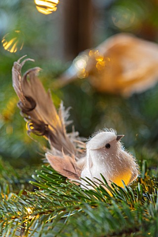 BUTTER_WAKEFIELD_HOUSE_LONDON_CHRISTMAS__LIVING_ROOM_BIRD_DECORATION_ON_CHRISTMAS_TREE