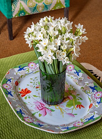 BUTTER_WAKEFIELD_HOUSE_LONDON_CHRISTMAS__FRONT_ROOM_LIVING_ROOMTRAY_WITH_VASE_OF_PAPERWHITE_NARCISSU