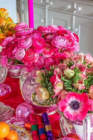BUTTER_WAKEFIELD_HOUSE_LONDON_CHRISTMAS__KITCHEN__PINK_TABLECLOTH_CANDLES_TULIPS_ANEMONES_RANUNCULUS