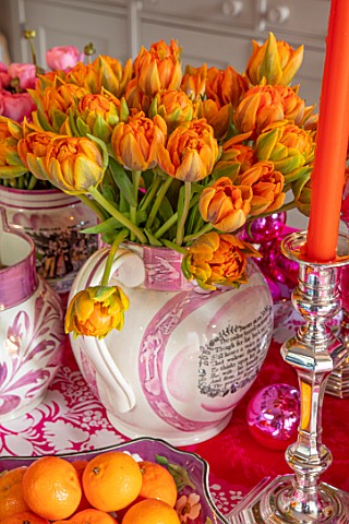 BUTTER_WAKEFIELD_HOUSE_LONDON_CHRISTMAS__KITCHEN__PINK_TABLECLOTH_CANDLES_TULIPS