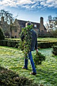 WARDINGTON MANOR, OXFORDSHIRE: FLORIST SHANE CONNOLLY CARRYING IVY CUT FROM THE GARDEN