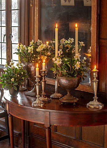 WARDINGTON_MANOR_OXFORDSHIRE_FLORIST_SHANE_CONNOLLY__DINING_ROOM_CANDLES_VASES_CONTAINERS_WITH_CHRIS