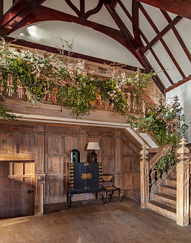 WARDINGTON_MANOR_OXFORDSHIRE_FLORIST_SHANE_CONNOLLY__LIVING_ROOM_HALLWAY__STAIRS_AND_BALCONY_WITH_NA