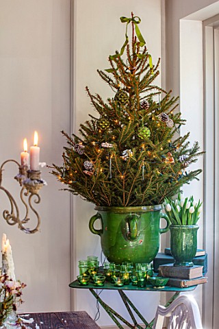 MERRYWOOD_JACKY_HOBBS_HOUSE_LONDON_DINING_AREA_GREEN_GLAZED_CONTAINER_CHRISTMAS_TREE_GREEN_GLASS_TEA