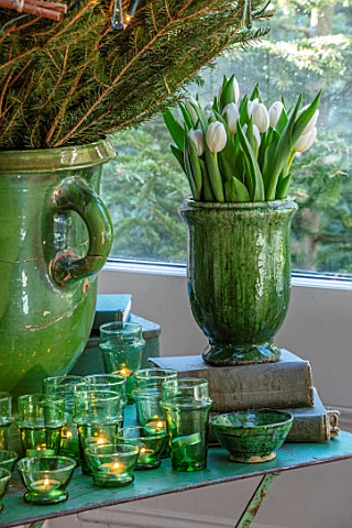 MERRYWOOD_JACKY_HOBBS_HOUSE_LONDON_DINING_AREA_GREEN_GLAZED_CONTAINER_WITH_WHITE_TULIPS_CHRISTMAS_TR