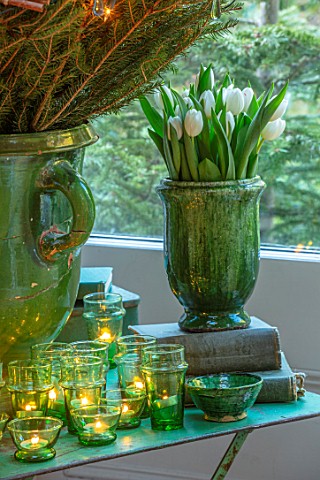 MERRYWOOD_JACKY_HOBBS_HOUSE_LONDON_DINING_AREA_GREEN_GLAZED_CONTAINER_WITH_WHITE_TULIPS_CHRISTMAS_TR