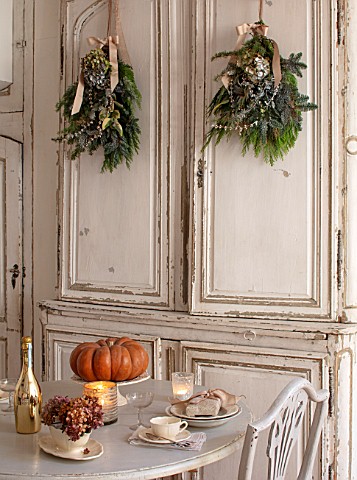 MERRYWOOD_JACKY_HOBBS_HOUSE_LONDON_WHITE_KITCHEN_CHRISTMAS_ORANGE_PUMPKINS_TABLE_AND_CHAIRS_VINTAGE_