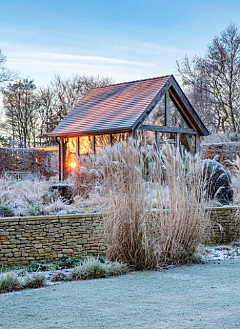 THE_OLD_RECTORY_QUINTON_NORTHAMPTONSHIRE_DESIGNER_ANOUSHKA_FEILER_LAWN_SUMMERHOUSE_GRASSES_FROST_WIN