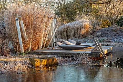 THE_OLD_RECTORY_QUINTON_NORTHAMPTONSHIRE_DESIGNER_ANOUSHKA_FEILER_VIEW_ACROSS_LAKE_TO_WOODEN_PONTOON