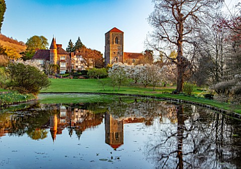 LITTLE_MALVERN_COURT_WORCESTERSHIRE_THE_COURT_AND_LITTLE_MALVERN_PRIORY_REFLECTED_IN_LAKE_SPRING_LAK