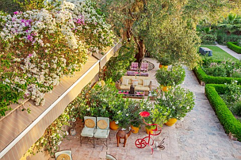TAROUDANT_MOROCCO_DESIGNERS_ARNAUD_MAURIERES_AND_ERIC_OSSART_PATIO_WITH_SEATING_BOUGAINVILLEA_PARTER