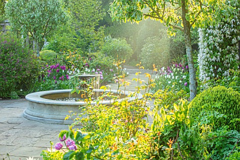 MORTON_HALL_WORCESTERSHIRE_TULIPS_IN_THE_SOUTH_GARDEN_PATHS_FOUNTAIN_WATER_FEATURE_SPRING_APRIL