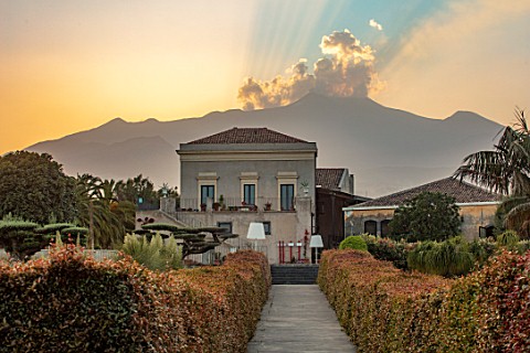 RADICEPURA_GARDEN_FESTIVAL_SICILY_ITALY_LONG_WALKWAY_WITH_ETNA_IN_THE_BACKGROUND_AT_SUNSET