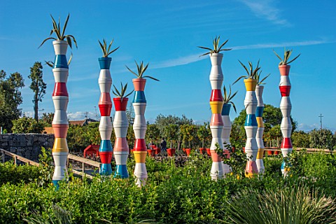 RADICEPURA_GARDEN_FESTIVAL_SICILY_ITALY_THE_BABYLONIAN_CRADLE_GARDEN_COLOURFUL_TOWERS_TOPPED_WITH_AG