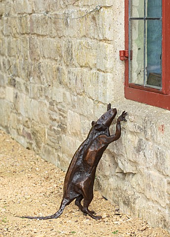 PAINSWICK_ROCOCO_GARDEN_GLOUCESTERSHIRE_ART_UNBOUND_RAT_CLIMBING_UP_SCULPTURE_BY_SOPHIE_DICKENS