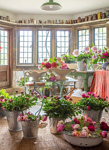 THE_LAND_GARDENERS_WARDINGTON_MANOR_OXFORDSHIRE_FLOWERS_IN_THE_FLOWER_ROOM_CUTTING_CONSTANCE_SPRY_VA