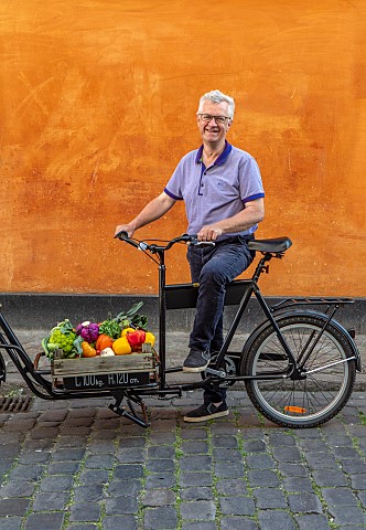CLAUS_DALBY_GARDEN_DENMARK_CLAUS_DALBY_ON_A_BIKE_WITH_VEGETABLES
