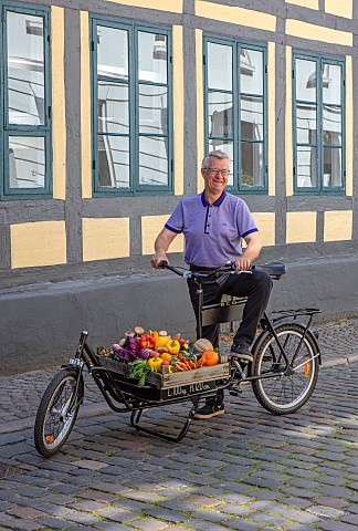 CLAUS_DALBY_GARDEN_DENMARK_CLAUS_DALBY_ON_A_BIKE_WITH_VEGETABLES