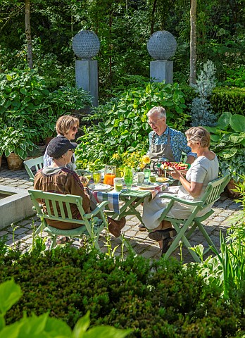 CLAUS_DALBY_GARDEN_DENMARK_CLAUS_EATING_FOOD_WITH_HIS_FRIENDS_OUTDOOR_TABLE_GARDEN_ENTERTAINING_FOOD