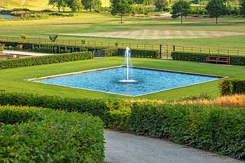 THE_NEWT_IN_SOMERSET_VIEW_TO_BATHING_POND_FOUNTAIN_HORNBEAM_HEDGES_JULY_ENGLISH_COUNTRY_GARDENS