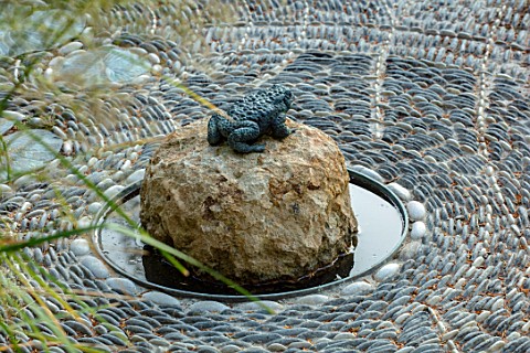 THE_NEWT_IN_SOMERSET_PEBBLE_TERRACE_DETAIL_TOAD_SCULPTURE_ORNAMENT_FLOORING_PATHS