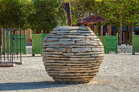 THE_NEWT_IN_SOMERSET_STONE_APPLE_SCULPTURE_BESIDE_THE_MAIN_GATE_OF_THE_WALLED_GARDEN_ORNAMENS