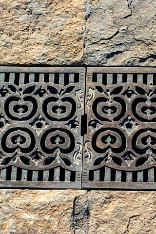 THE_NEWT_IN_SOMERSET_APPLE_DETAILS_ON_METAL_DRAINAGE_GRILLS