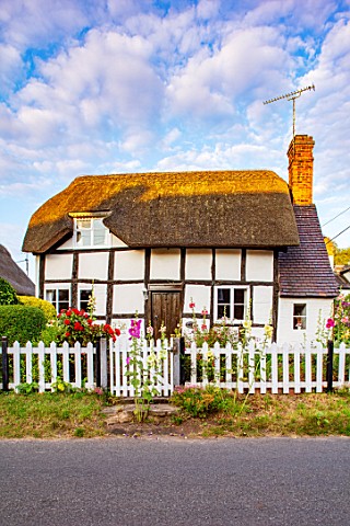 THATCH_COTTAGE_WORCESTERSHIRE_THATCHED_FRONT_WHITE_PICKET_FENCE_FENCING_BLACK_AND_WHITE_COTTAGE_HOLL