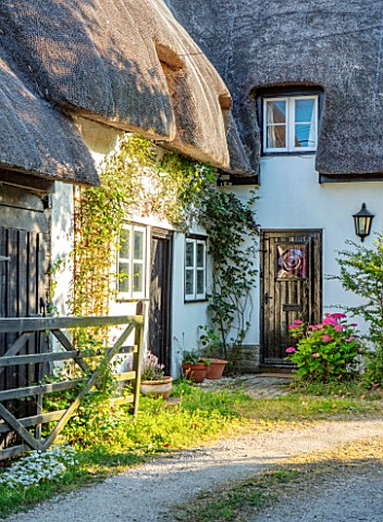 BATTS_COTTAGE_OXFORDSHIRE_THE_FRONT_DOOR_AND_DRIVE_OF_THE_COTTAGE_GATE_ENGLISH_COUNTRY_COTTAGES_GARD