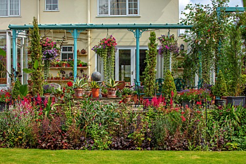 WATERDALE_WEST_MIDLANDS__THE_BACK_OF_THE_HOUSE__LAWN_RED_BORDER_BLUE_PERGOLA