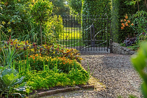 MORTON_HALL_WORCESTERSHIRE_THE_KITCHEN_GARDEN_AND_GATE_SUNSET