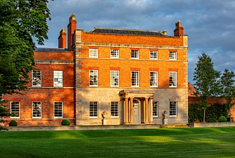 MORTON_HALL_GARDENS_WORCESTERSHIRE_THE_HALL_IN_MORNING_LIGHT_AUGUST