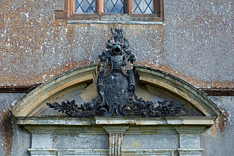 CANONS_ASHBY_NORTHAMPTONSHIRE_THE_NATIONAL_TRUST_GREEN_COURT_FRONT_DOOR_COAT_OF_ARMS_CAST_IN_LEAD